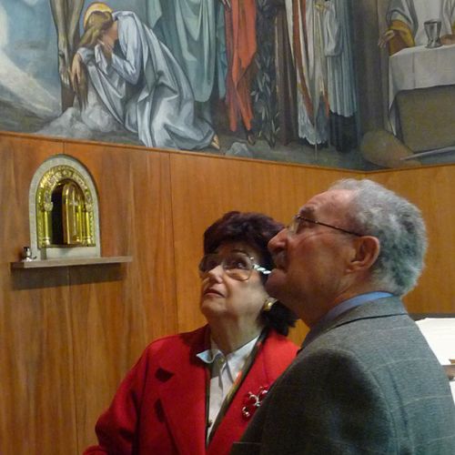 Rafael Rosés junto a su esposa contemplando el "Cristo Rey"
